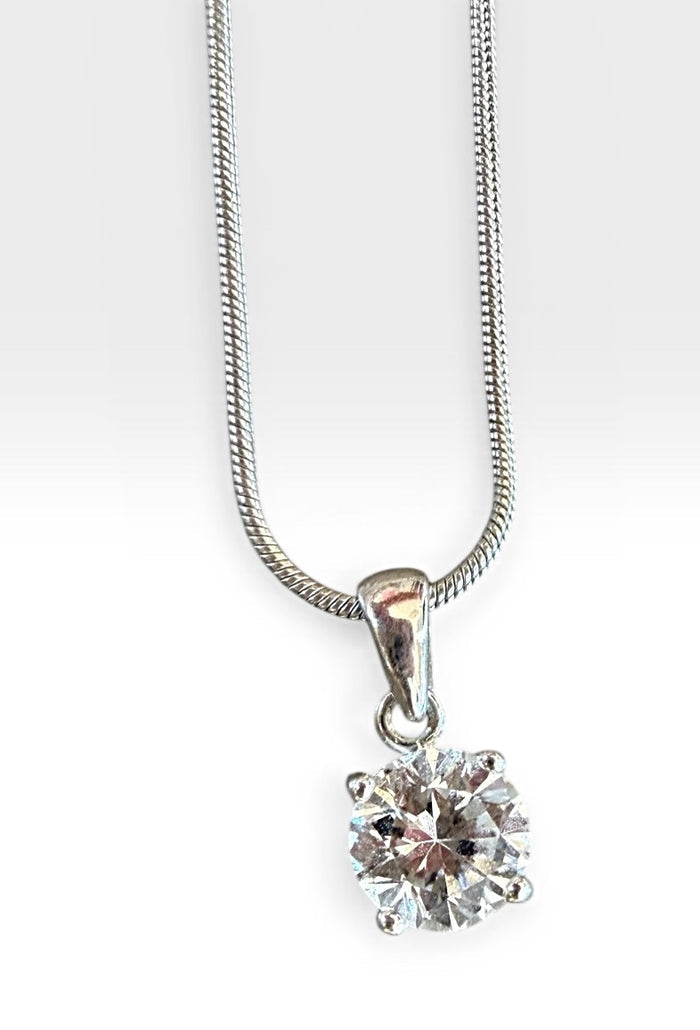 Avon Preowned great condition Silver Necklace fashion