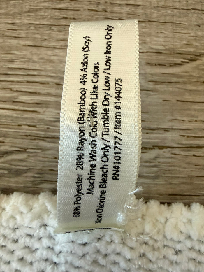 Colorado Clothing Preowned great condition Size XL White Sweater