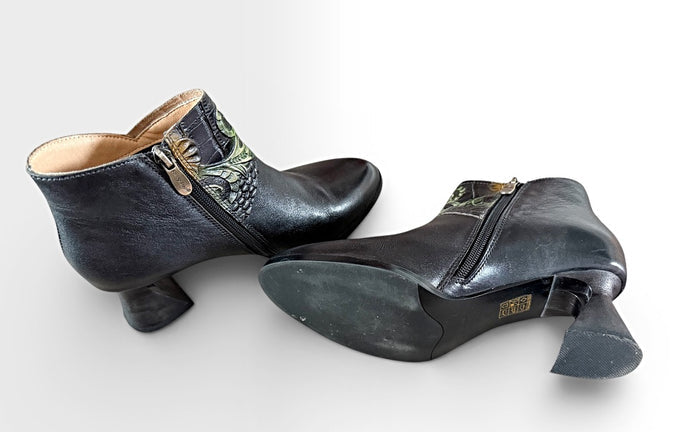 L' Artiste New W/out tags Size 39 Black Booties