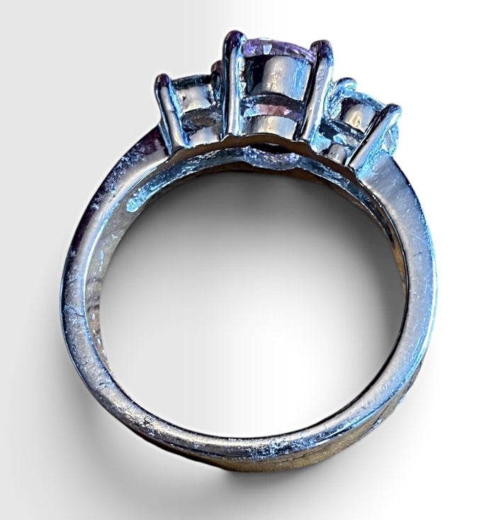 Preowned great condition Size 4 Silver Ring fashion