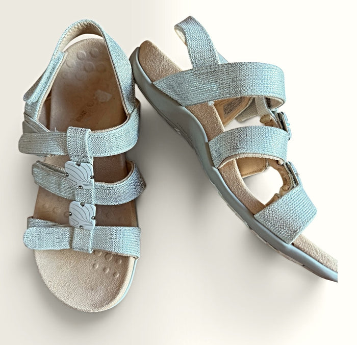 Vionic Preowned great condition Size 6 Silver Sandals
