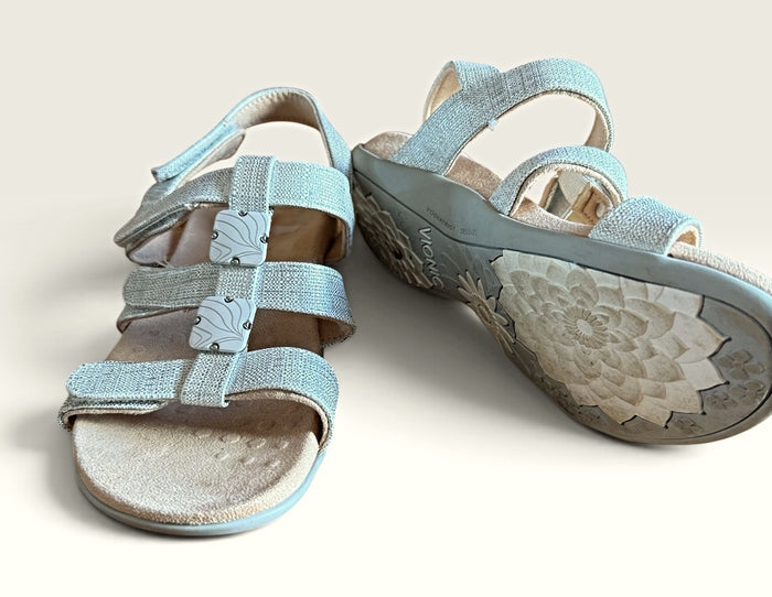 Vionic Preowned great condition Size 6 Silver Sandals