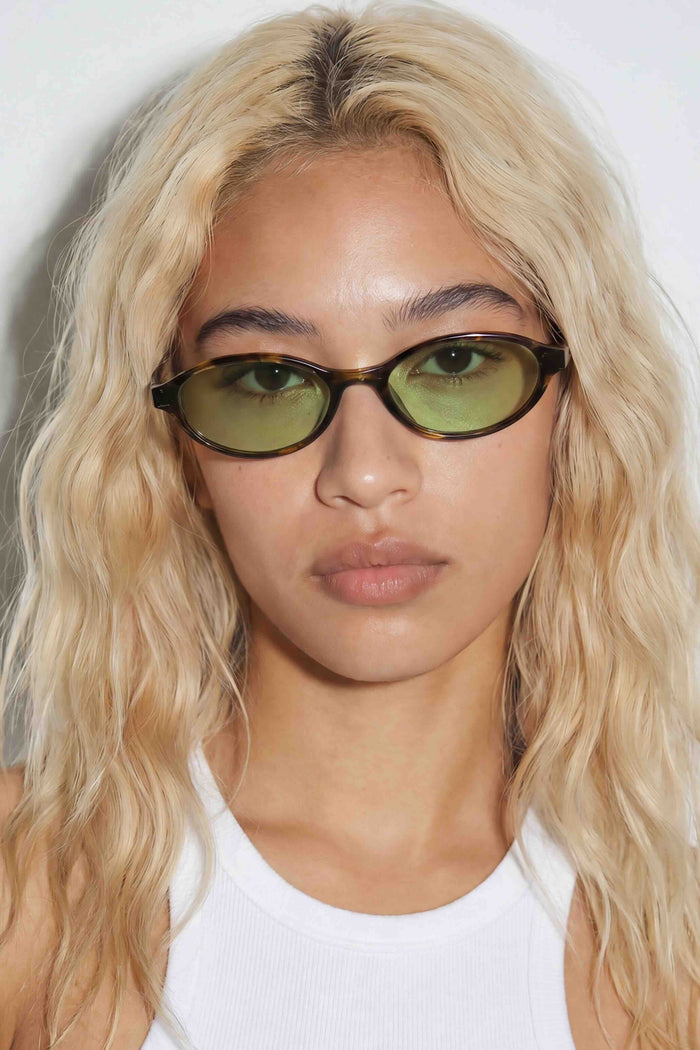 YUI  - Oval Sunglasses - Looking Forward